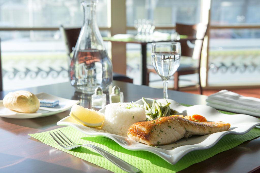 Plat de poisson au restaurant l'Odyssea