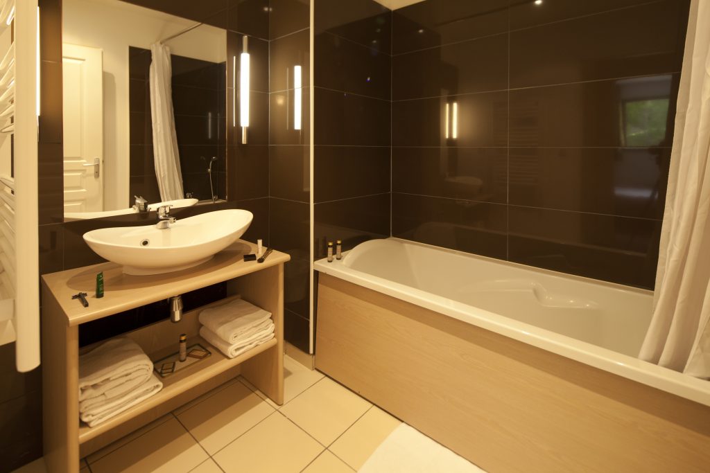 Salle de bain du duplex avec 2 chambres au Château des Magnans à Jausiers