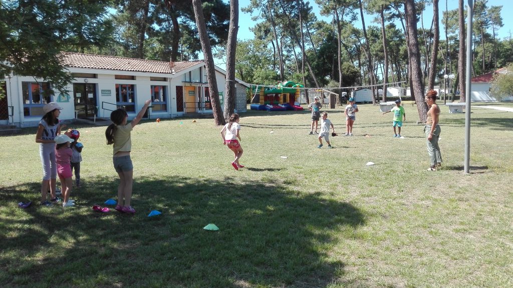 Activité sportive volley-ball à Sous Les Pins by Popinns à La Tremblade (17)