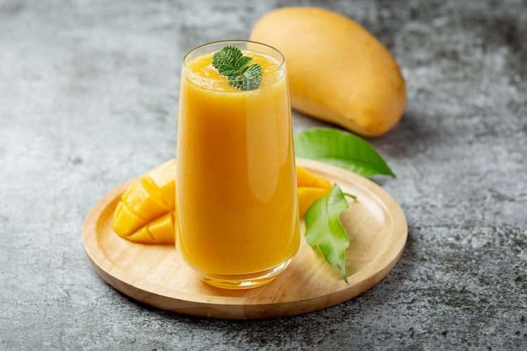 Smoothie mangue, banane et lait de coco